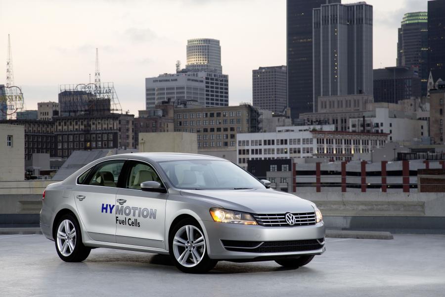  Volkswagen Passat HyMotion Concept 2014 года  (фото 8 из 13)